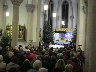 Gefllte Kirche mit Blsern